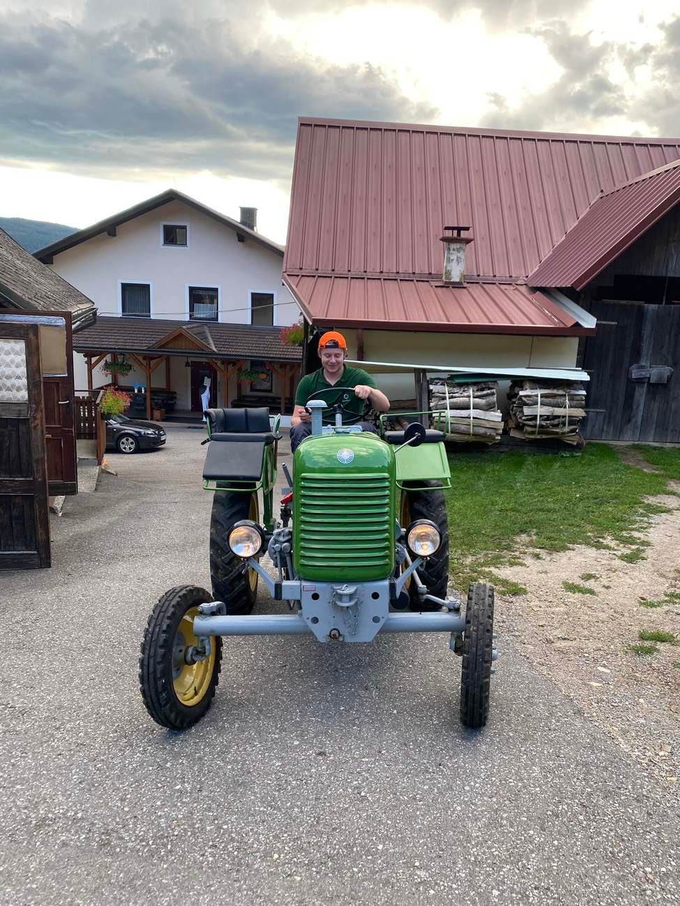 Der grüne Oldtimer-Traktor vor dem Gasthaus Steiner