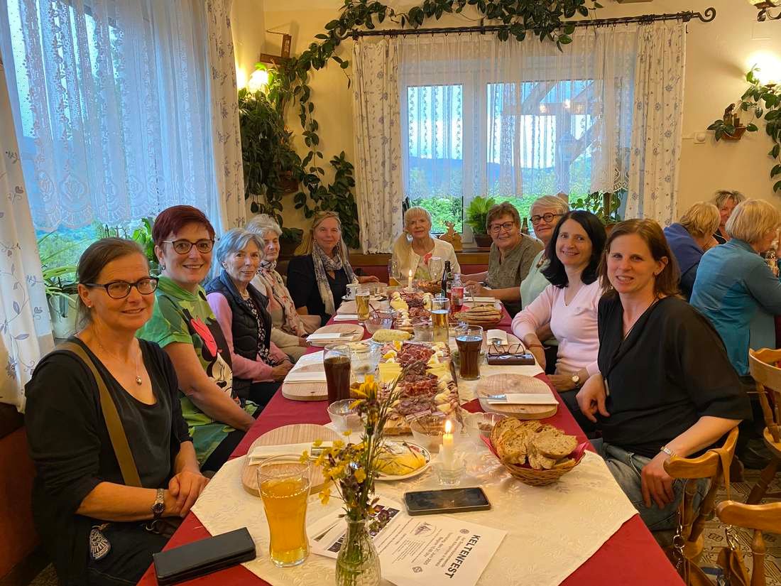 Vereinsfeier an der langen Tafel im Gasthaus Steiner