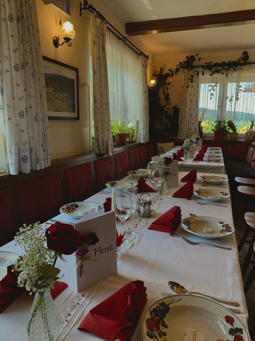 Weiß gedeckte Tafel für eine Hochzeit