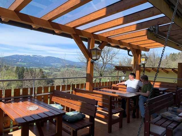 Die Terrasse mit Pergola und Blick über das Tal