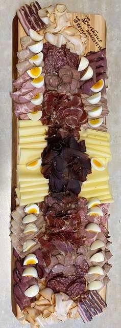 Jause auf dem Steiner-Brettl mit Speck und Käse