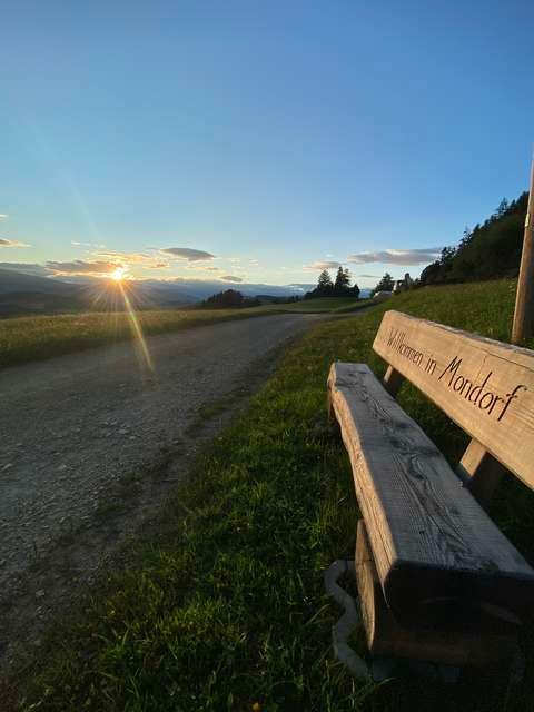 Holzbank mit dem Schild „Willkommen in Mondorf