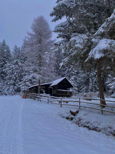 Die Fischerhütte im tief verschneiten Winter
