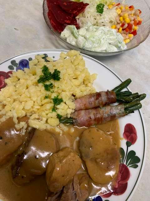 Braten mit Spätzle, Speckfisolen und Salat