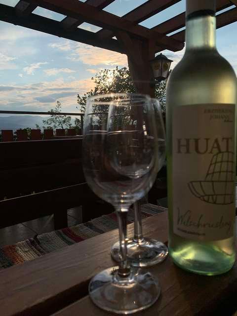 Ein Glas Wein am Tisch