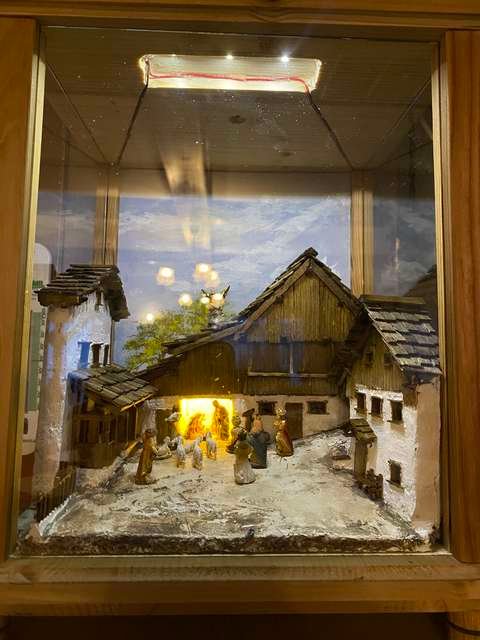 Weihnachtskrippe mit Bauernhaus im Gasthaus
