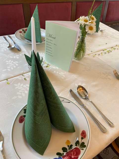 Gedeckter Tisch mit grünen Servietten