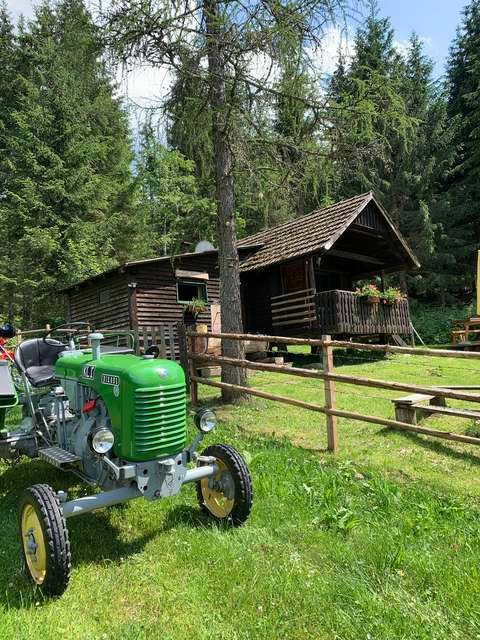 Der alte Traktor vor der Fischerhütte