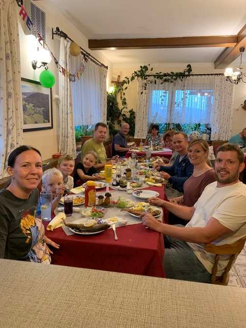 Gäste beim gemeinsamen Essen in der Gaststube