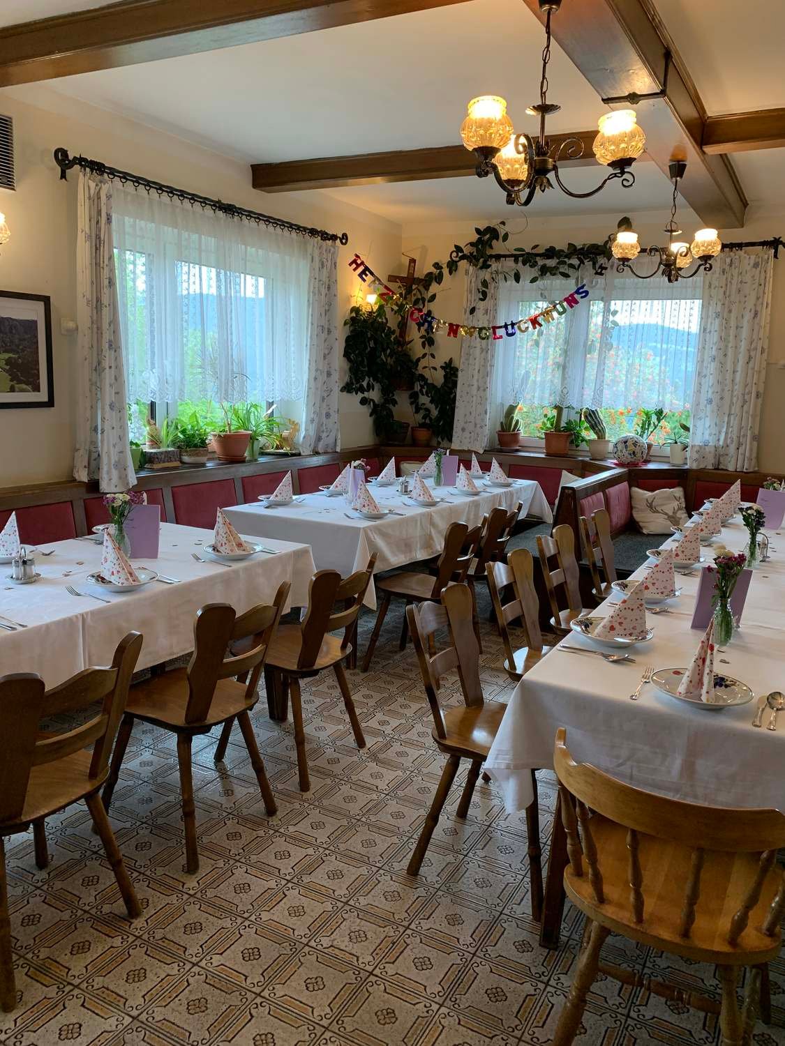 Lange festlich gedeckte Tafel in der Gaststube