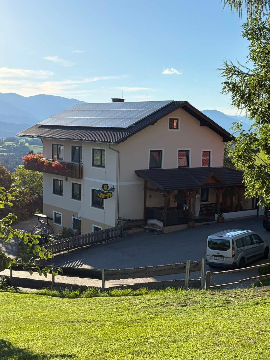 Das Gasthaus Steiner in Mondorf mit Blick auf die Berge