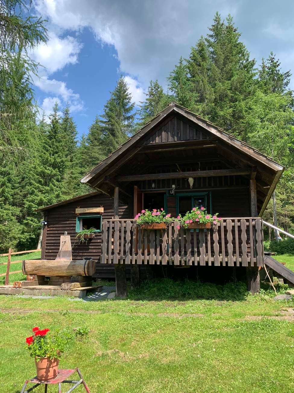 Steiners Fischerhütte mit Blumenschmuck am Balkon