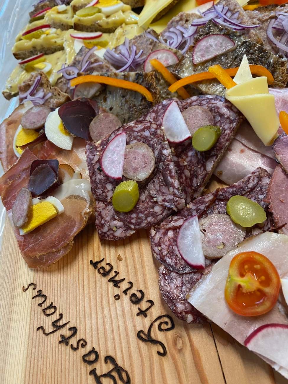 Jausenplatte auf dem eingebrannten Steiner-Holzbrett