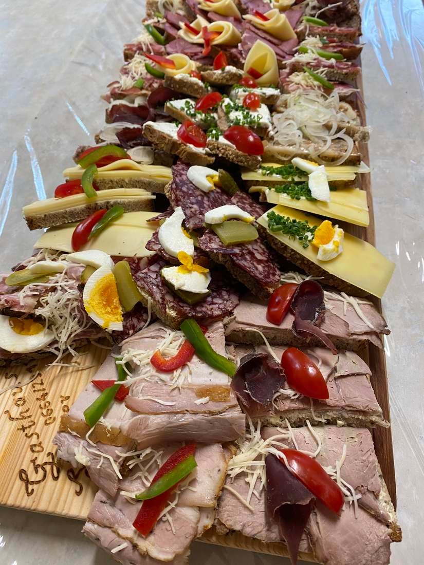 Platte mit belegten Brötchen