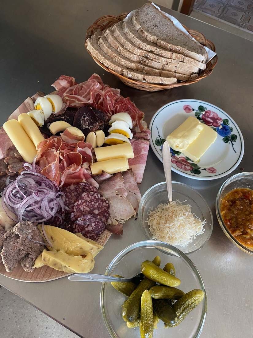 Jause für zwei mit Käse, Wurst und Aufstrichen