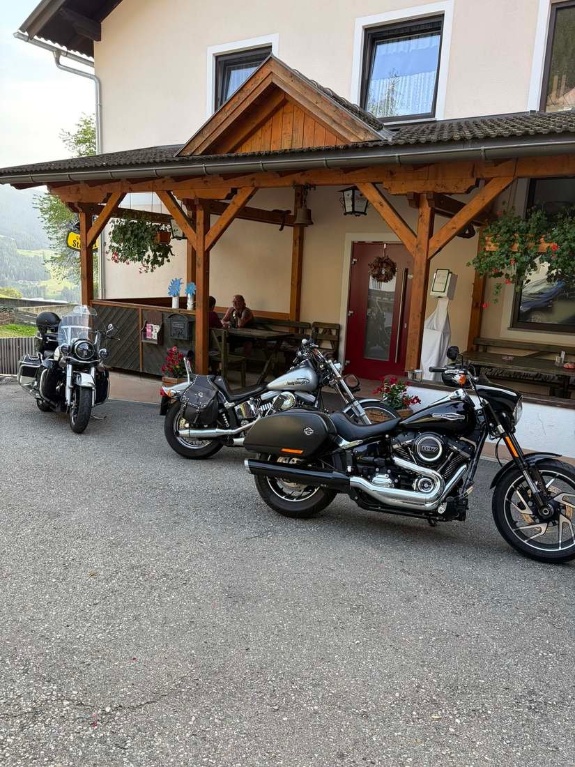 Motorräder vor dem Gasthaus Steiner