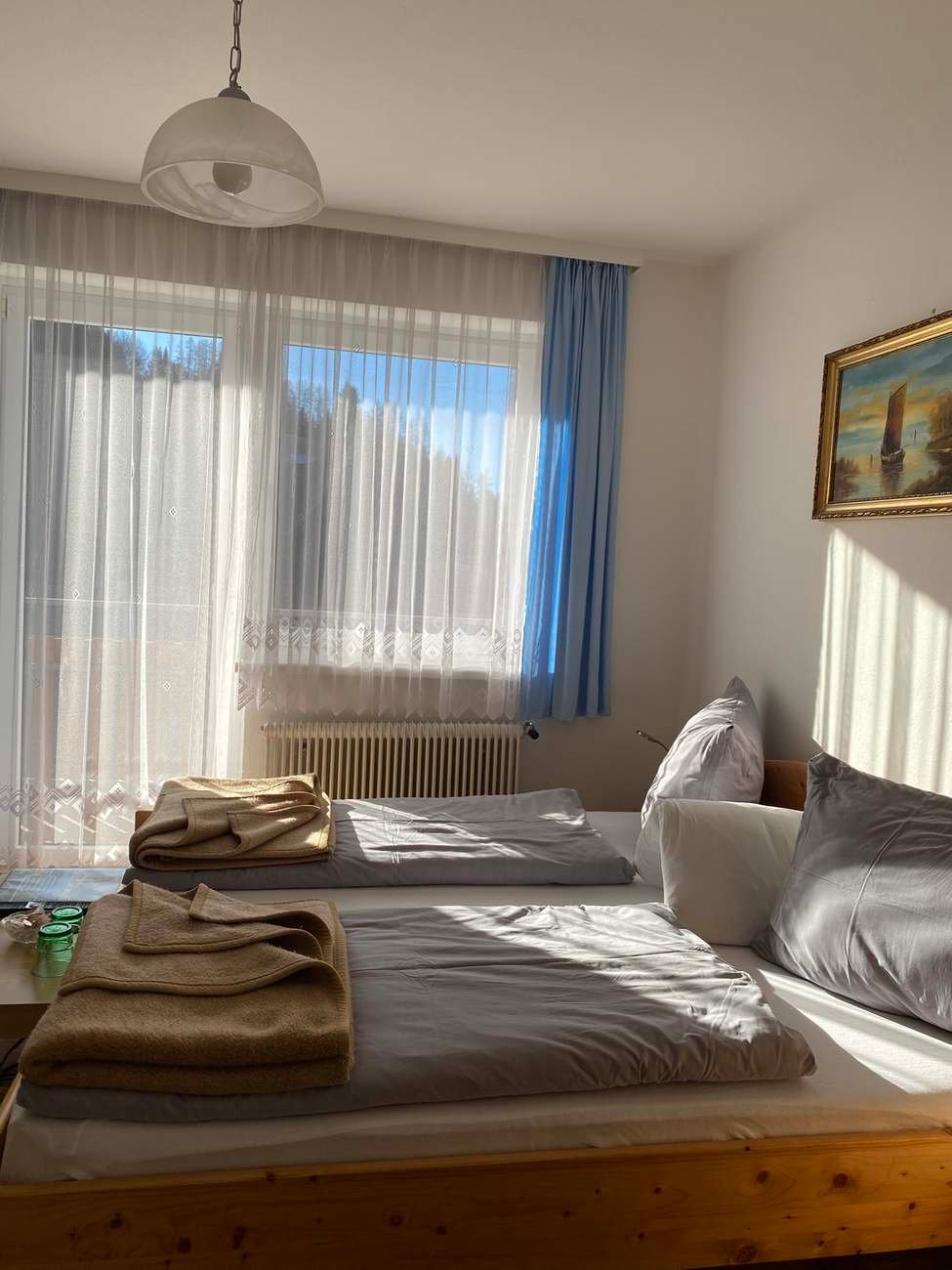 Gästezimmer mit Doppelbett am Fenster
