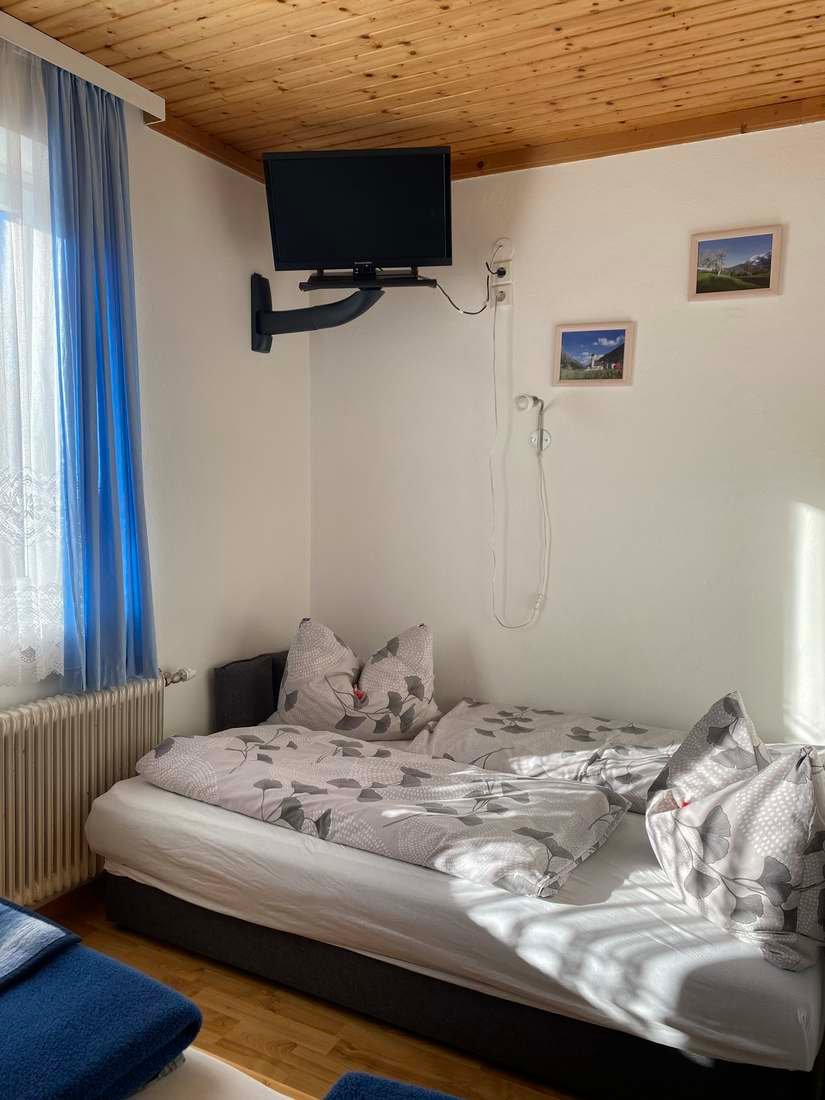 Gästezimmer mit Zusatzbett und SAT-TV
